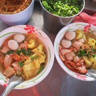 ร้านก๋วยเตี๋ยวนำชัย ป้าแวว (วงเวียนอ่างทอง)