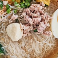 เมนูของร้าน ยุ้นเขียวเตี๋ยวเรือ สาขาหลัง มช.