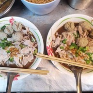 ร้านก๋วยเตี๋ยวนำชัย ป้าแวว (วงเวียนอ่างทอง)
