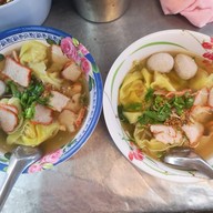 ร้านก๋วยเตี๋ยวนำชัย ป้าแวว (วงเวียนอ่างทอง)