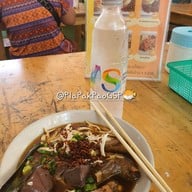 เมนูของร้าน ก๋วยเตี๋ยวไก่ ข้าวขาหมู สะพานควาย