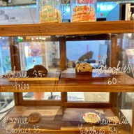 Blóm flowers café ตลาดสนธนบุรี