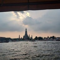 บรรยากาศ The Deck by the river โรงแรมอรุณเรสซิเด้นท์