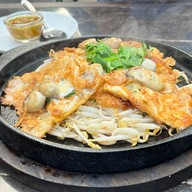 เมนูของร้าน หอยทอดเจ๊ฮวย ตลาดริมน้ำกลางคืน