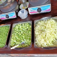 เมนูของร้าน ขนมจีนลูกชิ้นตัก เมเจอร์เพชรเกษม