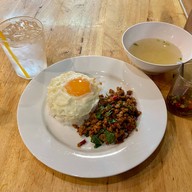 กะเพราล้มยักษ์  ก๋วยเตี๋ยวต้มยำ (ราชเทวี)