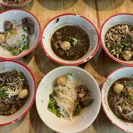 เมนูของร้าน เตี๋ยวเรือ บุฟเฟ่ต์ ถนนเจริญราษฎร