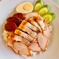 ม่าเง็กบะหมี่เกี๊ยวเส้นสด ข้าวหมูแดง-หมูกรอบ