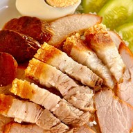 ม่าเง็กบะหมี่เกี๊ยวเส้นสด ข้าวหมูแดง-หมูกรอบ
