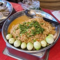 ไส้อั่วคุณถนอม อาหารเหนือ ตลาดอัศวิน