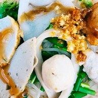 เย็นตาโฟลูกชิ้นปลา วรจักร เหล่านาดี