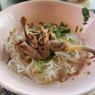 ก๋วยเตี๋ยวเป็ดตุ๋นนายปิว หัวหิน