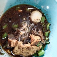 เมนูของร้าน ก๋วยเตี๋ยวเรือนรกแตก ตลาดเมืองปทุมธานี