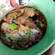 เมนูของร้าน ก๋วยเตี๋ยวเรือนรกแตก ตลาดเมืองปทุมธานี