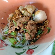 เมนูของร้าน ก๋วยเตี๋ยวเรือนรกแตก ตลาดเมืองปทุมธานี