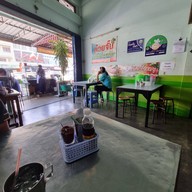 บรรยากาศ ก๋วยจั๊บหมูกรอบเจ๊ฟ้า เจ้าเก่า