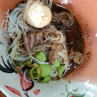 เมนูของร้าน ก๋วยเตี๋ยวเรือนรกแตก ตลาดเมืองปทุมธานี