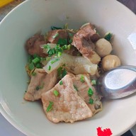 เมนูของร้าน ตึกฟ้า ก๋วยเตี๋ยวหมูน้ำแดง วัดเพชรพลี