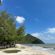 หาดสามพระยา