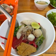ก๋วยเตี๋ยวลูกชิ้นปลาเยาวราช By เจ๊จ๋า ท่าเรือ