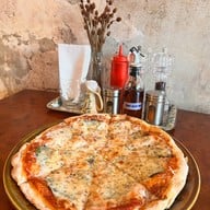 เมนูของร้าน Yeast rustic pizza -