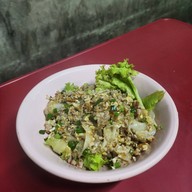 เมนูของร้าน ก๋วยเตี๋ยวคั่วไก่ ตรงข้ามดีมีโภชนา