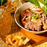 ก๋วยเตี๋ยวเรือสายรุ้ง