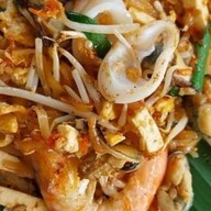 ผัดไทย-หอยทอดกระทิงแดง กลางซอย>ตรงข้ามร้านซักผ้าหยอดเหรียญ