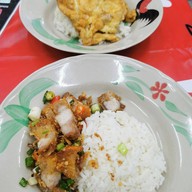 ต้นเรือน ก๋วยเตี๋ยวหมูเด้งต้มยำ กระเพราไร้น้ำมัน ตามสั่ง หมูกรอบ กาแฟ ทาวน์อินทาวน์