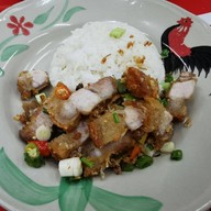 ต้นเรือน ก๋วยเตี๋ยวหมูเด้งต้มยำ กระเพราไร้น้ำมัน ตามสั่ง หมูกรอบ กาแฟ ทาวน์อินทาวน์