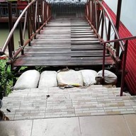 แพบ้านริมน้ำ
