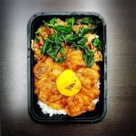 เมนูของร้าน คุณฉุย กะเพราโบราณ  บรรทัดทอง