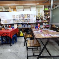 บรรยากาศ ต้นเรือน ก๋วยเตี๋ยวหมูเด้งต้มยำ กระเพราไร้น้ำมัน ตามสั่ง หมูกรอบ กาแฟ ทาวน์อินทาวน์