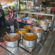 บรรยากาศ ก๋วยเตี๋ยวต้มยำหมูกรอบ เจ๊ดำ (ลำลูกกา)