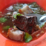 เมนูของร้าน อาหารตามสั่ง ต้มเลือดหมู ก๋วยจั๊บ PT สีคิ้ว