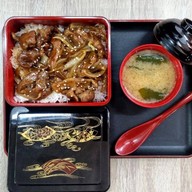 เมนูของร้าน ⭐️  อิเซไก อาหารสไตล์ญี่ปุ่นไทย 👍  สาขา1 พันท้ายฯ  [ข้าวหน้า...สไตล์ญี่ปุ่น]   ( แกงกะหรี่ ดงบุริ ทงคัตสึ เทอริยากิ ไก่ทอด ไข่ข้น  ข้าว เกี๊ยวซ่า ซูชิ สเต็ก หมูทอด ไก่ย่าง หมูย่าง ข้าวหน้าไก่ ข้าวหน้าหมู ตามสั่ง กิมจิ เกาหลี แซลม่อน แฮมเบิร์ก  ) สาขาพันท้ายนรสิงห์