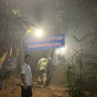 ผาแดงผ้าแดง
