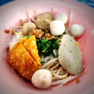 เมนูของร้าน ก๋วยเตี๋ยวไก่ฉีกต้มยำรสมะนาว เซเว่นเจริญพัฒนา(ตรงข้ามบริษัทฟังก์ชัน/เอื้อรามอินทรา 117)