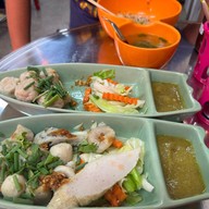 เมนูของร้าน กิมง้วนลูกชิ้นปลา (MICHELIN Bib Gourmand) จอมทอง