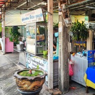 หน้าร้าน ก๋วยเตี๋ยวไก่ฉีกต้มยำรสมะนาว เซเว่นเจริญพัฒนา(ตรงข้ามบริษัทฟังก์ชัน/เอื้อรามอินทรา 117)