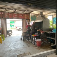 ร้านลุงเฮง ราดหน้าคะน้ากรอบ กะเพราจี๊ด