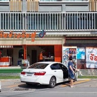 กับข้าว กับปูสาขาบางแสน ข้างร้านก๋วยเตี๋ยวเรือนรกแตกสาขาบางแสน