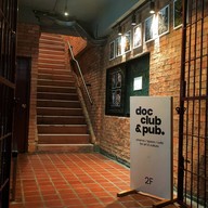 หน้าร้าน doc club & pub.