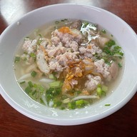 ก๋วยเตี๋ยวหมูบ้านบึง (เจ้าเก่า) หน้าโรงแรมชัยเจริญ