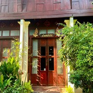 บ้านหลังวัง