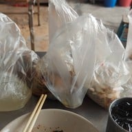 เมนูของร้าน ร้านก๋วยเตี๋ยวไก่ฉีกคุณประนอม หน้าวัดพนมยงค์