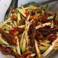 ยำมะม่วงปูม้า  ยำมาม่าหมูสับ ยำวุ้นเส้นหมูสับ  เขียวโซดา แดงโซดา น้ำผึ้งมะนาว เป็นต้น เจ้าเจ็ด