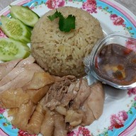 ยำแหนมข้าวทอด พงษ์เพชร