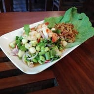 แมกไม้ชายคลอง