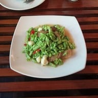 แมกไม้ชายคลอง